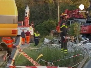 Emilia: le scosse non si arrestano, notte in strada per...