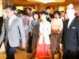 Aung San Suu Kyi quitte la Birmanie pour la première...