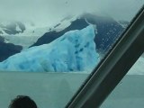 Un iceberg se retourne entièrement