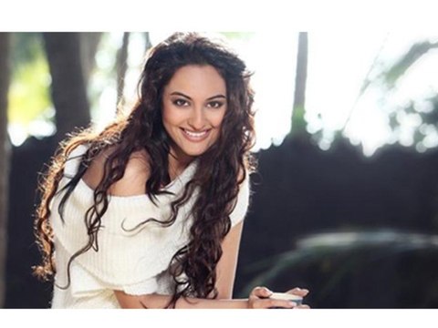 Sonakshi Sinha Won't Mind Doing Item Numbers But Conditions Apply!- Bollywood Babes