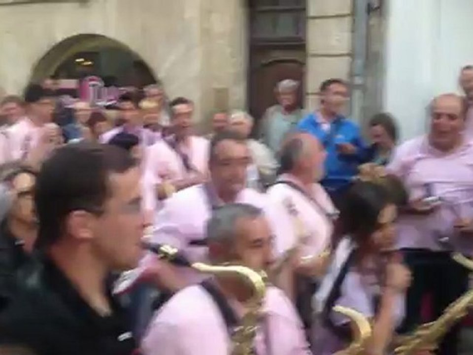 el gruppetto joue avec les musiciens de Crevillente rue des loges mai 2012