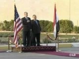 Un periodista iraquí insulta y lanza a Bush sus dos zapatos