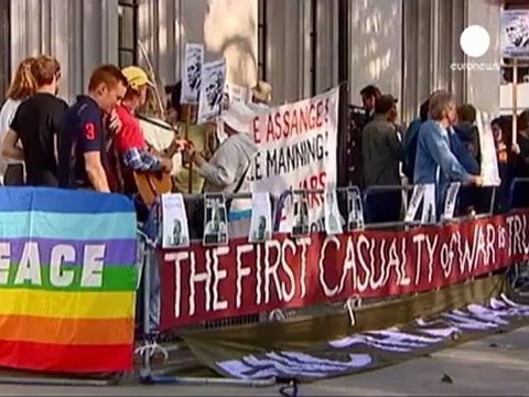 Sì all'estradizione di Assange, ma gli avvocati non cedono