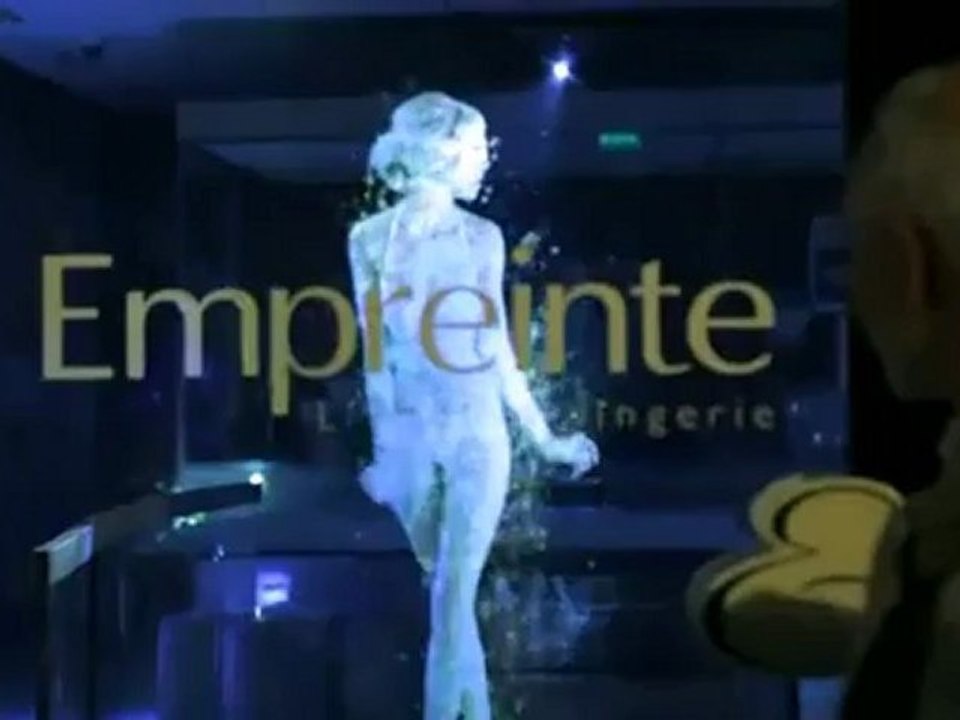 Modelo holográfica en ropa interior sorprende a los parisinos