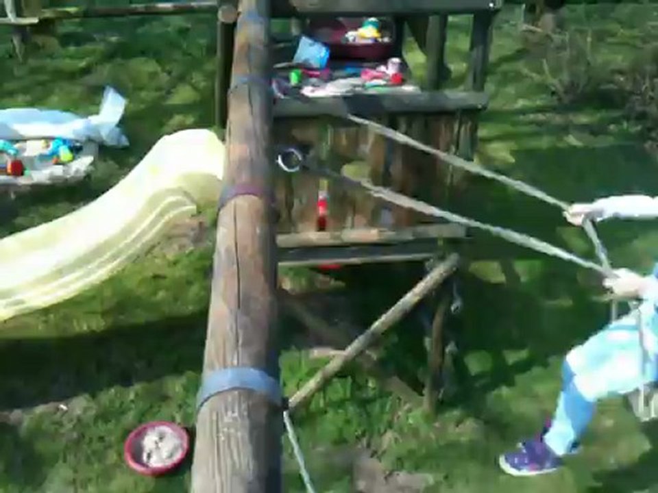 marie_cheveux_balances_balancoire
