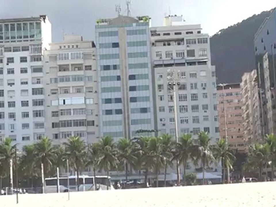 BRESIL: Début de visite de RIO DE JANEIRO de bon matin sur la plage de Copacabana