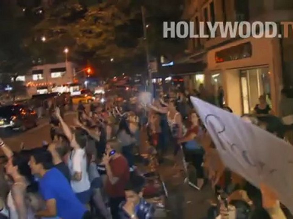 One Direction establece los corazones de los aficionados en un incendio en NY! - HOLLYWOOD.TV