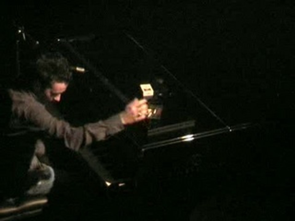 Saez - J'veux Qu'on Baise Sur Ma Tombe