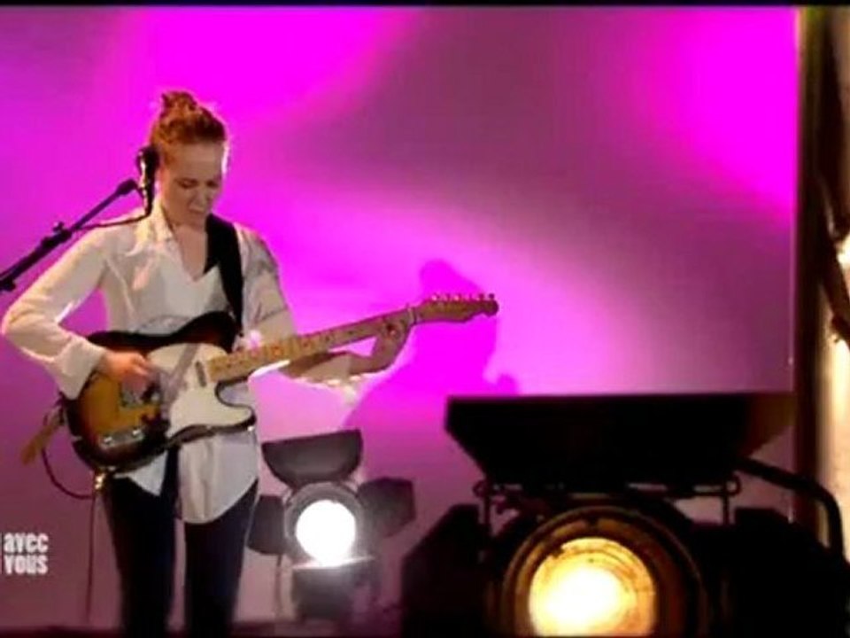 Lisa Portelli "Les Chiens Dorment" pour 13H00 avec vous