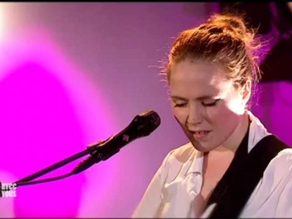 Lisa Portelli "L' échelle" pour 13H00 avec vous