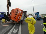Un camion-citerne transportant du fuel se renverse sur l'A16 à hauteur de Calais