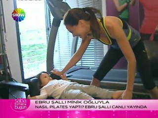 Ebru Şallı bebeğin gelişimi için hareketler gösteriyor