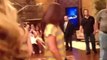 Kristen Stewart saluda a sus fans en el programa Live with Kelly