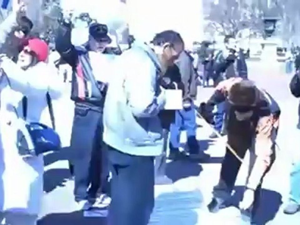 Harcelé dans sa prière, un musulman demeure imperturbable