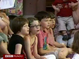 Reverendo escupe fuego en celebración de Pentecostés