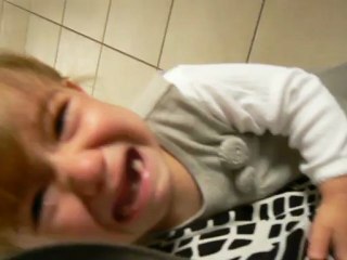 Camille et Lola se chamaillent (mai 2012)