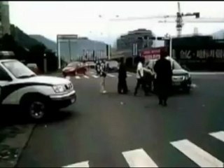 Απίστευτο τροχαίο on camera!