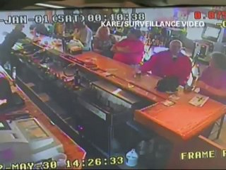 Camión irrumpe en local y hiere a los clientes en la barra