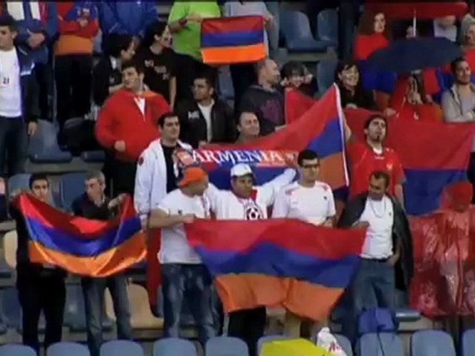 Trotz zwei 11er-Patzer - Papa-Kopfball zum Griechen-Sieg