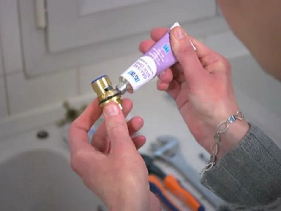 JE REMETS EN ETAT LES ROBINETS MELANGEURS