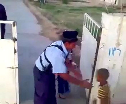 Fouille aux fesses d'un gardien en Irak