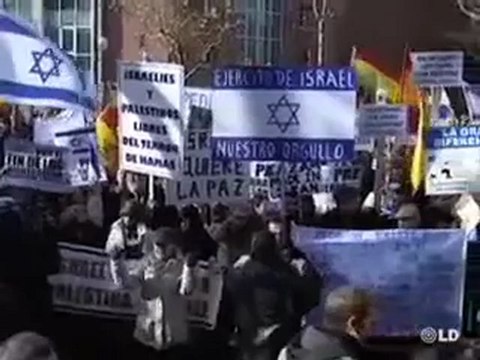 Miles de personas se manifiestan en defensa de Israel frente a la embajada en Madrid