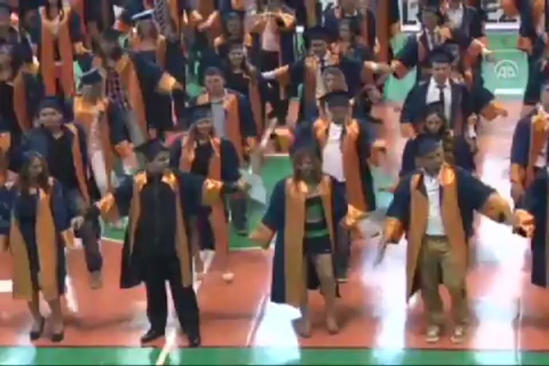 Harmandalı eşliğinde diploma