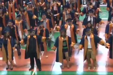 Harmandalı eşliğinde diploma