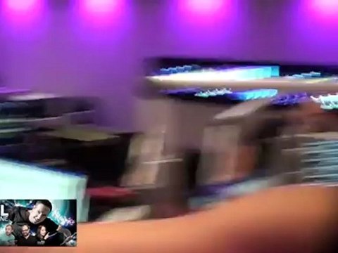 Jeff se fait couper les cheveux par Sandra dans la libre antenne de Karel