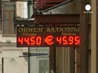 Rouble tumbles further on oil price slide