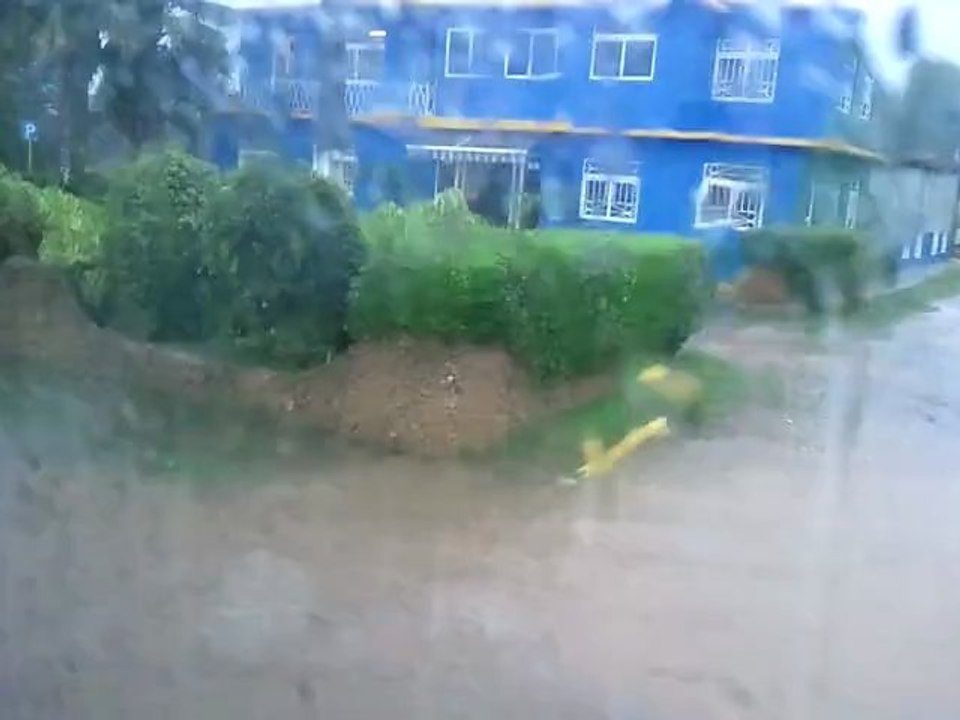 torrent d'eau sur la route du bus (18)