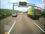 Camión arrasa coche en autopista