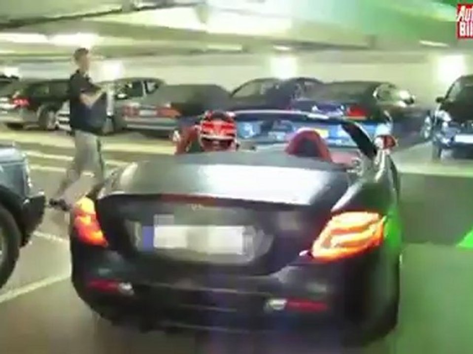 Mercedes SLR McLaren Roadster a 150 km/h por un parking
