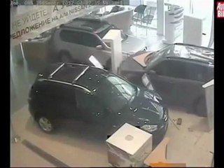 Cliente enfadado destroza concesionario