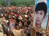 Myanmar's Suu Kyi visits refugees