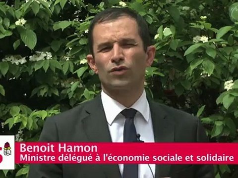 Benoit Hamon Ministre délégué à l'économie sociale et solidaire, soutient Yacine Djaziri