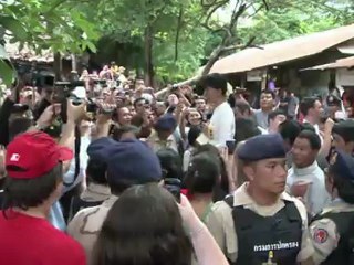 Recepção calorosa para Suu Kyi