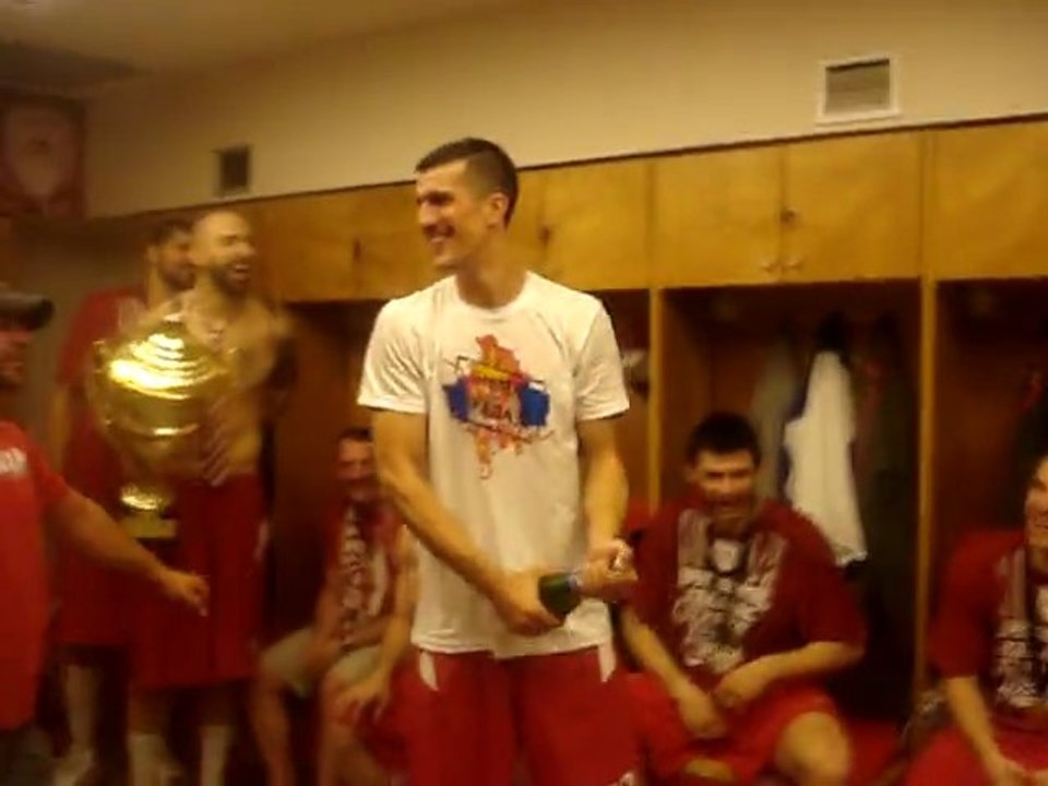 RedPlanet.gr - To γλέντι στα αποδυτήρια (3)