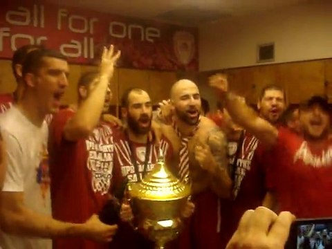 RedPlanet.gr - Το γλέντι στα αποδυτήρια (5)