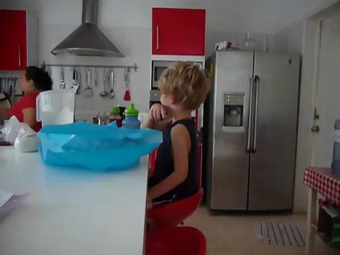 2012-06 03juin (4) jeanne et lou ds les escaliers