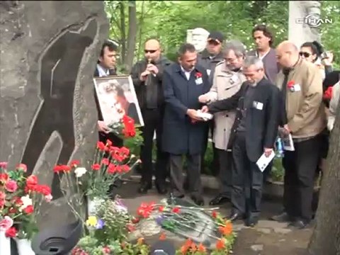 Nazım’ın mezarına türküler eşliğinde Anadolu toprağı serpildi