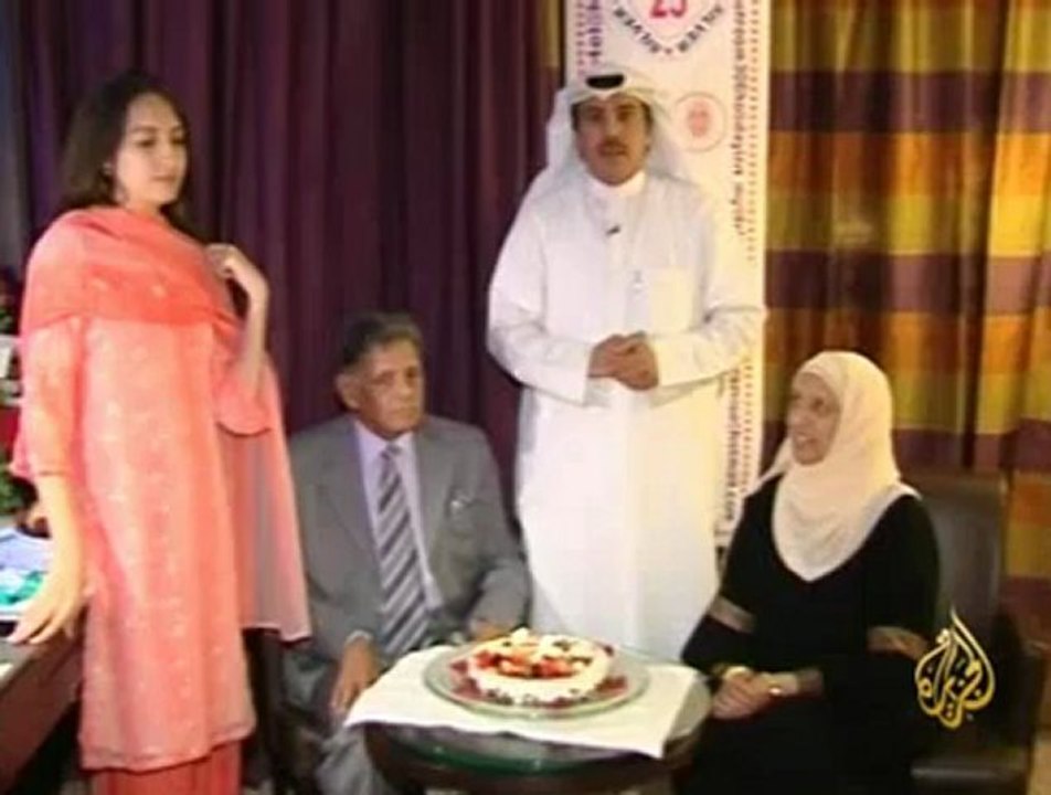 باكستاني يحتفل بعيد زواجة 25