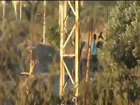 Syria فري برس حماة المحتلة اطلاق رصاص قناصة عشوائيا على الناس10 6 2012 Hama