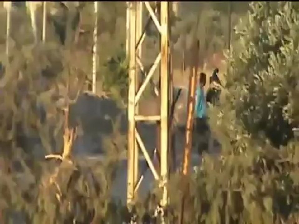 Syria فري برس حماة المحتلة اطلاق رصاص قناصة عشوائيا على الناس10 6 2012 Hama