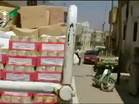 Syria فري برس حماة المحتلة كفرزيتا المساعدات التي وصلت الى المدينة من قبل منظمة الهلال الأحمر السوري 10 6 2012 Hama