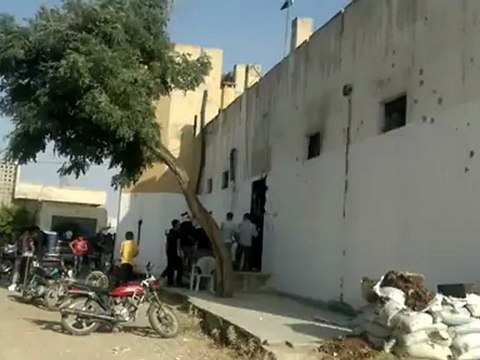 Syria فري برس درعا حوران الطيبة رفع علم الاستقلال على المركز الامني 10 6 2012 Daraa