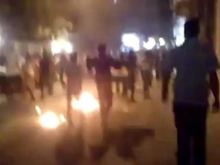 Syria فري برس  اشعال النار بالشارع أمام جامع صلاح الدين 10 6 2012 Aleppo