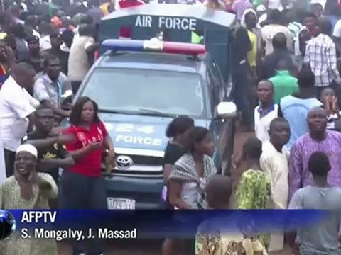 Nigerian president visits plane crash site