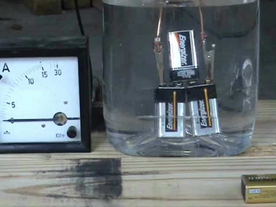 27 Volts Energizer Battery arcing under water