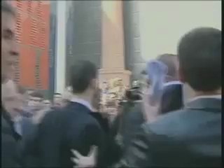 Un grupo de estudiantes se abalanza sobre Montilla